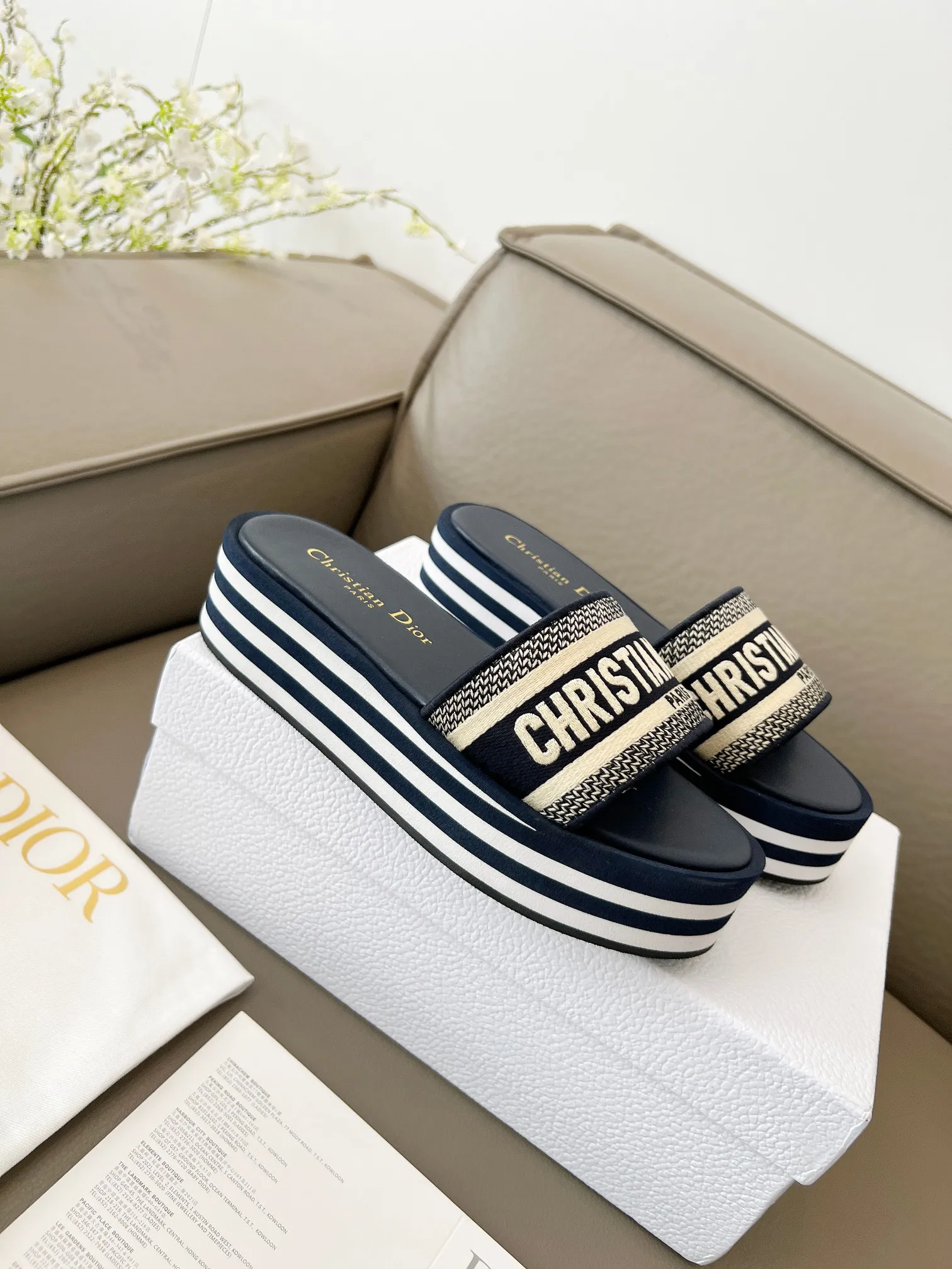 👟👟Ex-factory price 480👟👟 Dior's new spring and summer IVIETA DWAY jelly-colored flat-soled one-slip women's shoes with CD letter logo three-dimensional embroidery thick-soled round toe open-toe slippers. The original version is developed to be the top version on the market. It feels soft and delicate on the feet and is extremely comfortable. Material: Upper imported raffia electric embroidery high-temperature water-soluble cotton technical fabric + water-dyed cowhide foot pad lining + original consistent combination outsole Outsole: original outsole Size: 35-42 (40.41.42 custom-made, non-refundable and non-exchangeable)